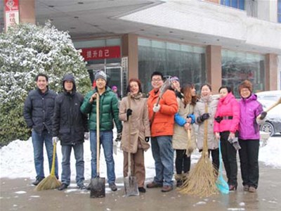 科靈義務(wù)勞動(dòng)創(chuàng  )業(yè)大廈掃雪